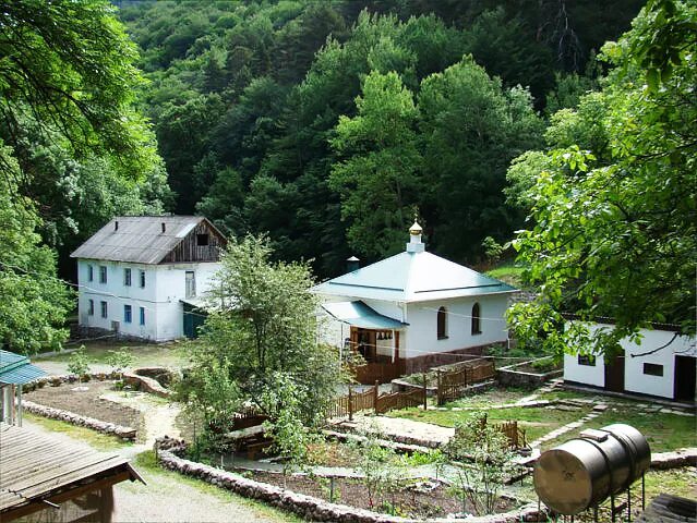 Косьмо-дамиановский монастырь (алушта). Космо дамиановский монастырь в крыму. Косьмо-дамиановский монастырь крым. Космо-дамиановский мужской монастырь (алушта). Монастырь космы и дамиана в крыму.
