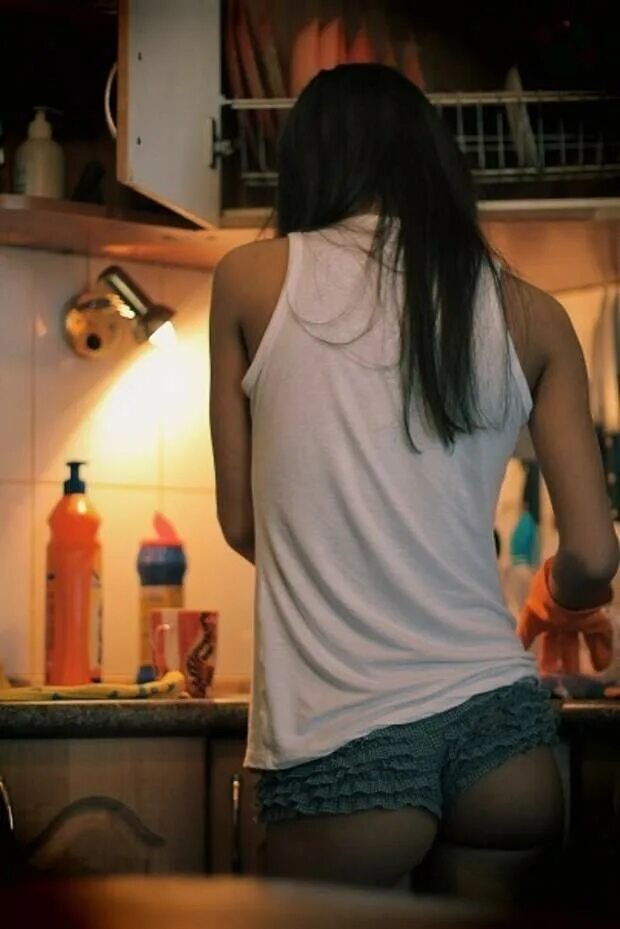 Видео жены брюнетки. Девушка кухня майка. Девушка на кухне со спины. Брюнетка на кухне со спины. Фото девушки на кухне со спины.
