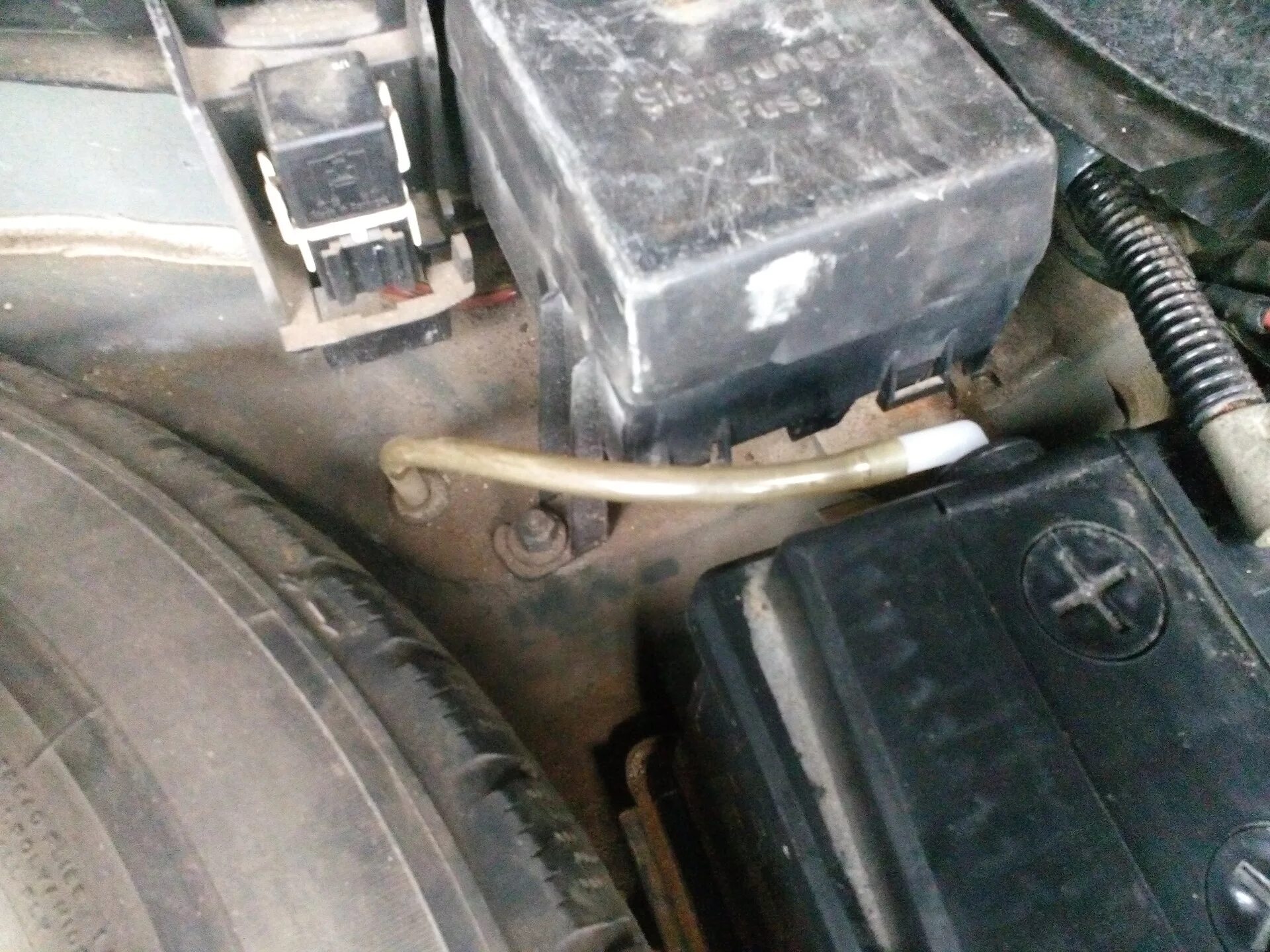 Трубка акб. Трубка акб. Трубка акб. Bmw e53 отвод паров акб. Трубка газоотвода аккумулятора.