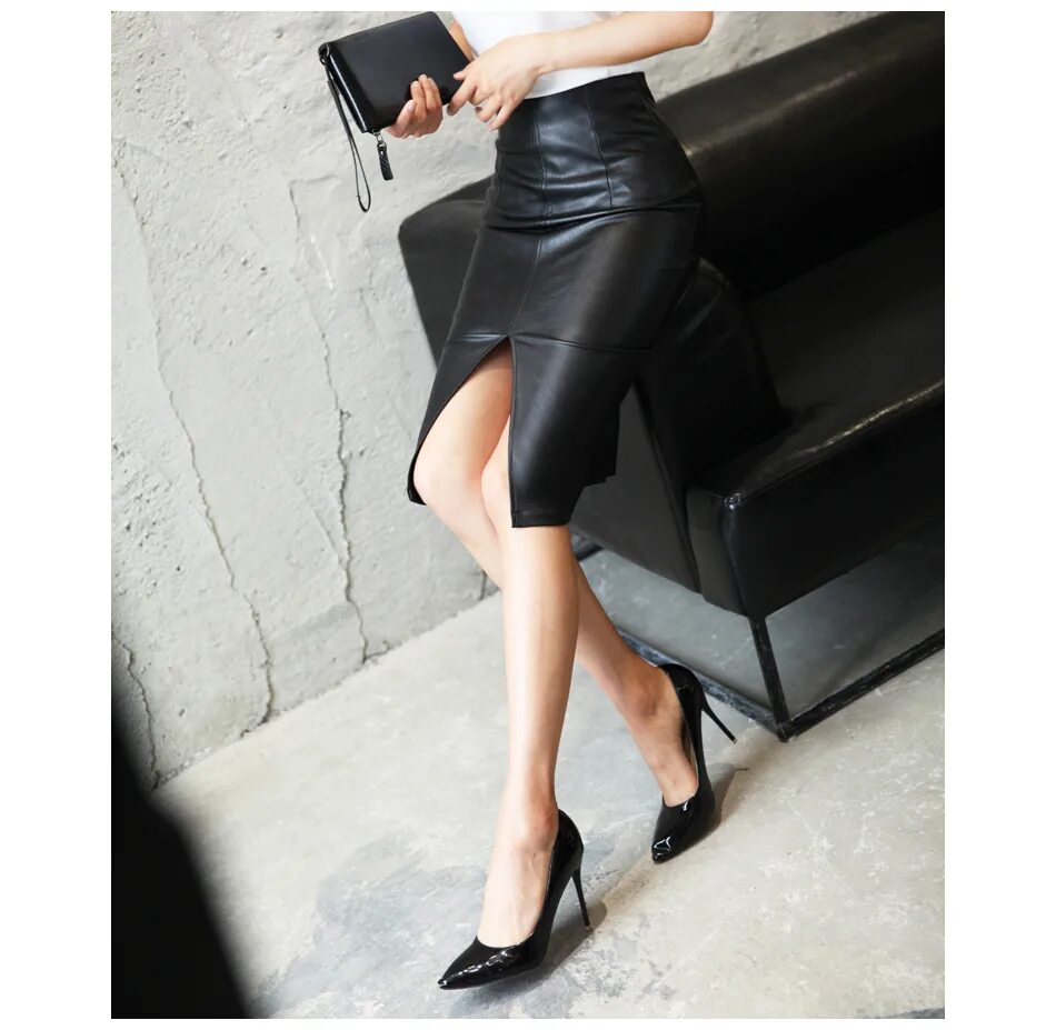 Кожаная юбка с разрезом. Кожаная юбка миди с разрезом. Кожаная юбка с вырезом. Юбка карандаш с разрезом. Коричневая юбка миди карандаш.