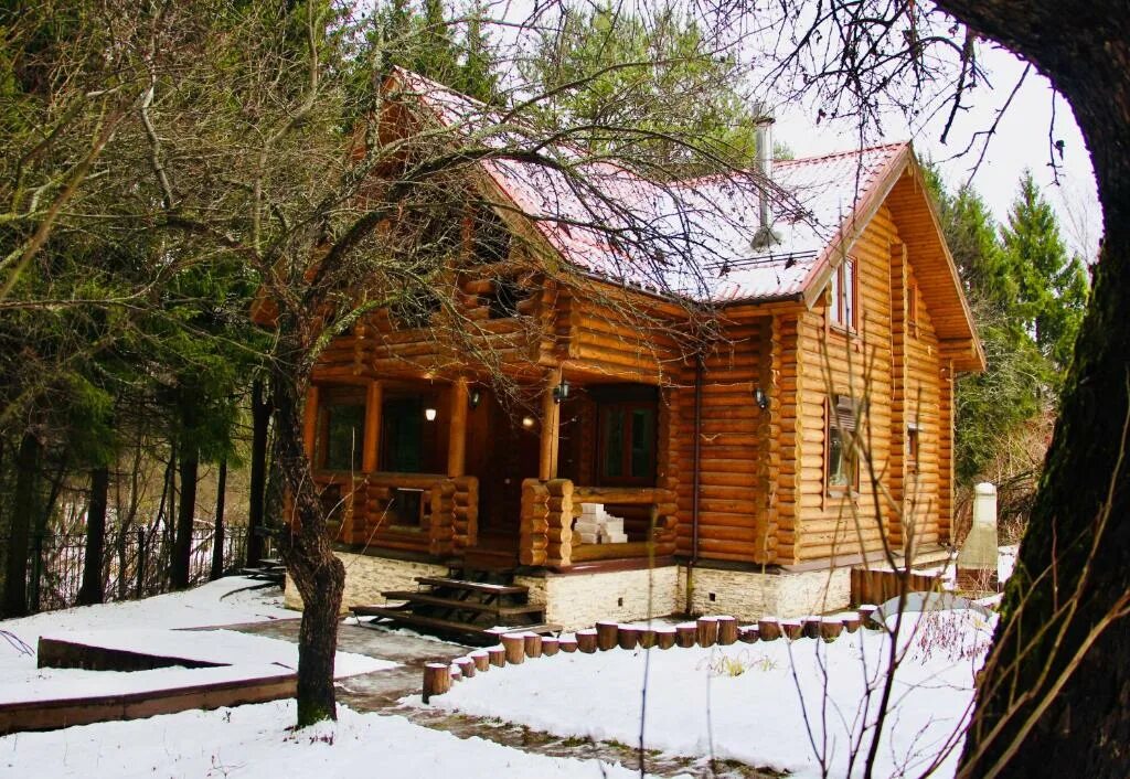 Снять дом северная. Домик в лесу подмосковье. домик в лесу на выходные. загородные домики на выходные. домик в лесу с баней на сутки.