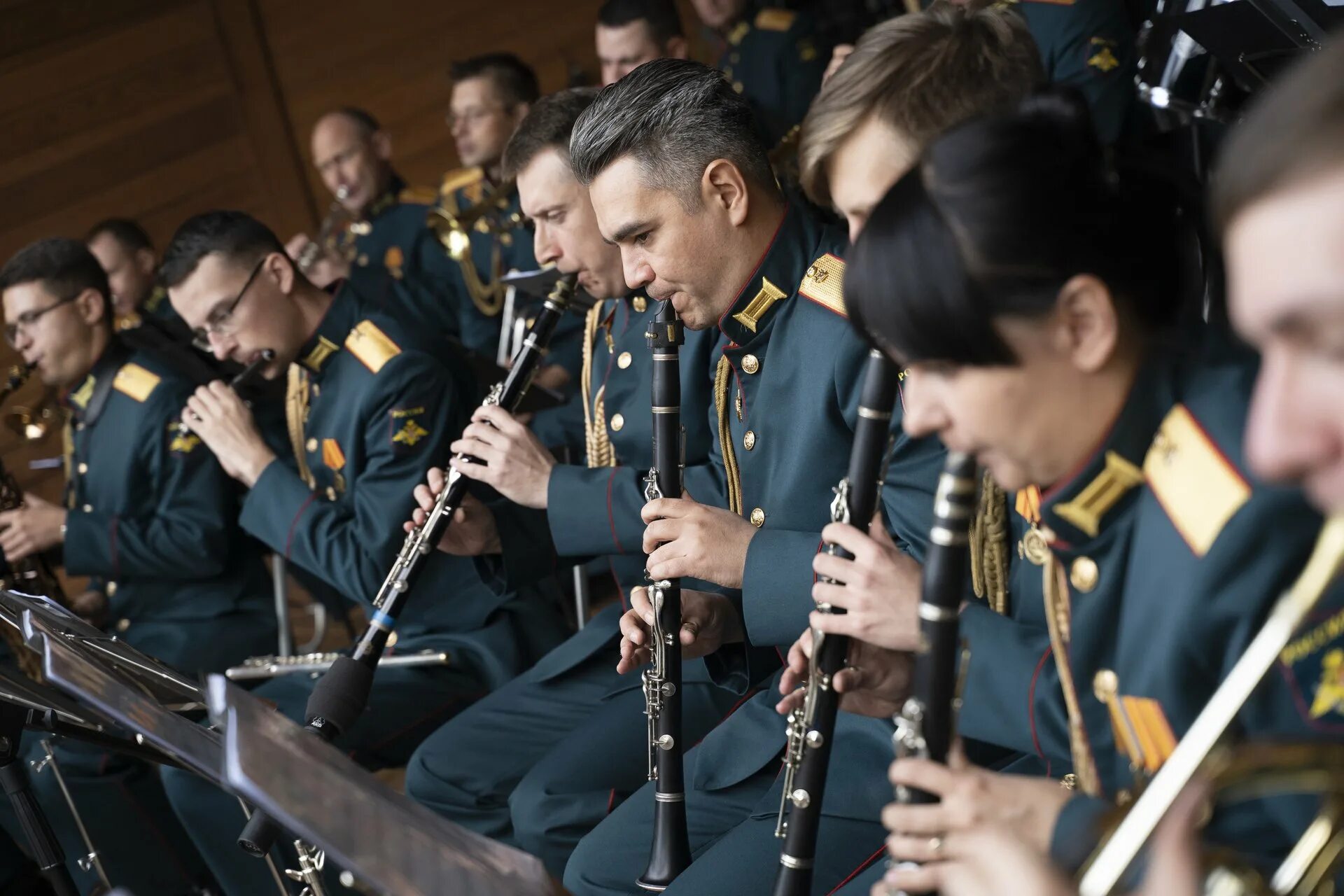 Дирижер симфонического оркестра. Оркестр 00. Оркестр 00. Белый зал политехнического университета. Новосибирский академический симфонический оркестр.