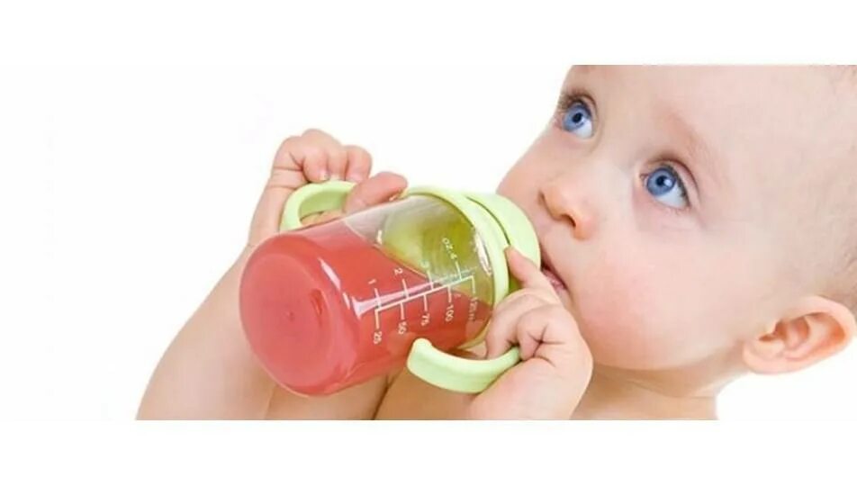 Малыш пьет. Пить можно ребенку. Молоко для детей. Искусственное вскармливание детей. Питье воды.