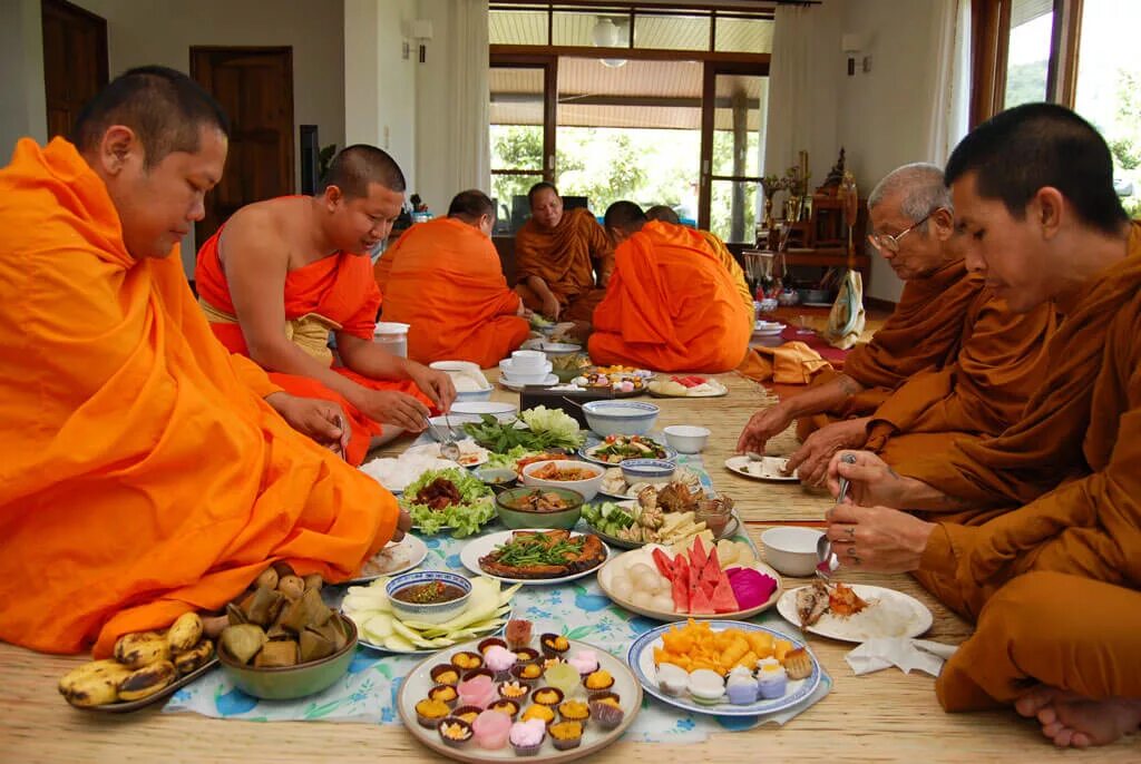 Блюда буддизма. Еда буддистов. Традиционные блюда буддистов. Буддийский монах за столом.