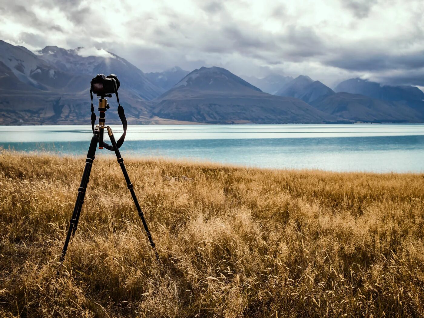 Как снимать пейзаж. Фотограф со штативом. фотографирование со штативом. фотограф с треногой. фотограф со штативом пейзаж.