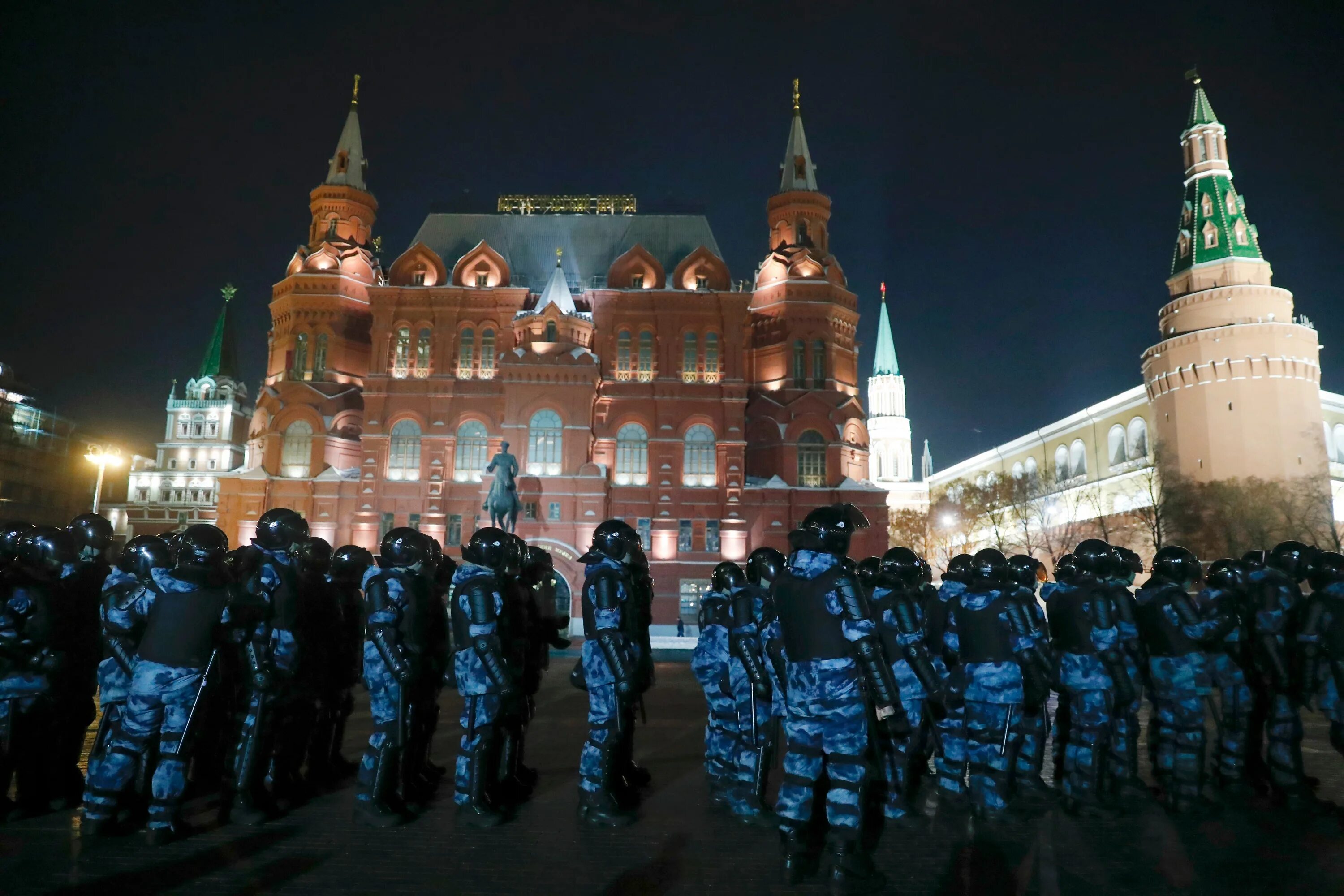 Росгвардия на красной площади. Навальный на красной площади. Протесты на красной площади. Патрульный у Кремля. The kremlin has been