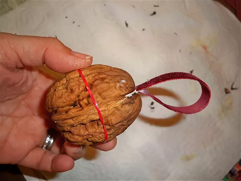Как доставать грецкий орех. Амулет из грецкого ореха. талисманы из грецкого ореха. подарок в грецком орехе.