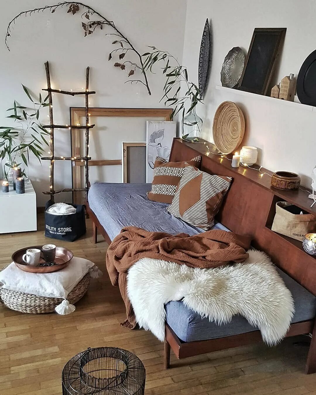 стиль сканди бохо в интерьере. стиль сканди бохо в интерьере. гостиная бохо сканди. гостиная бохо шик сканди. сканди бохо интерьер.