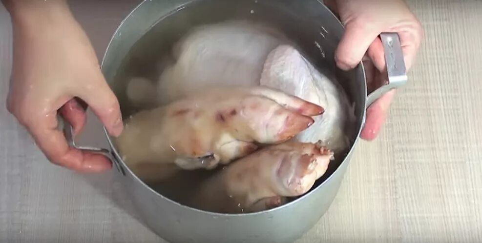 Как сварить свиные ножки в кастрюле