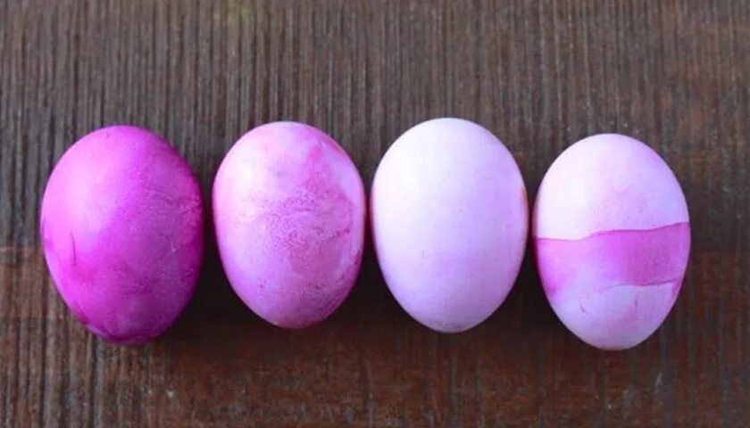 Розовый краситель для яиц. Фиолетовые яйца. Красители для яиц натуральные фиолетовый. Фиолетовые яйца крашеные.