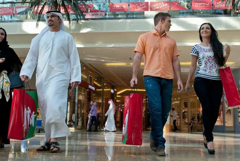 В какой одежде дубай. Одежда для Эмиратов для туристов. Арабские эмираты одежда для женщин. ОАЭ туристы. Одежда в арабских Эмиратах туристам.
