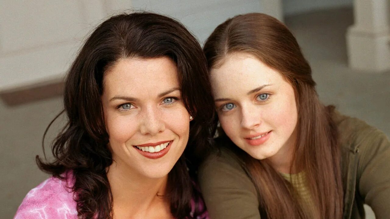 Daughters tv. Несколько женщин. Сестры. Две взрослые подруги. Gilmore girls заставка.