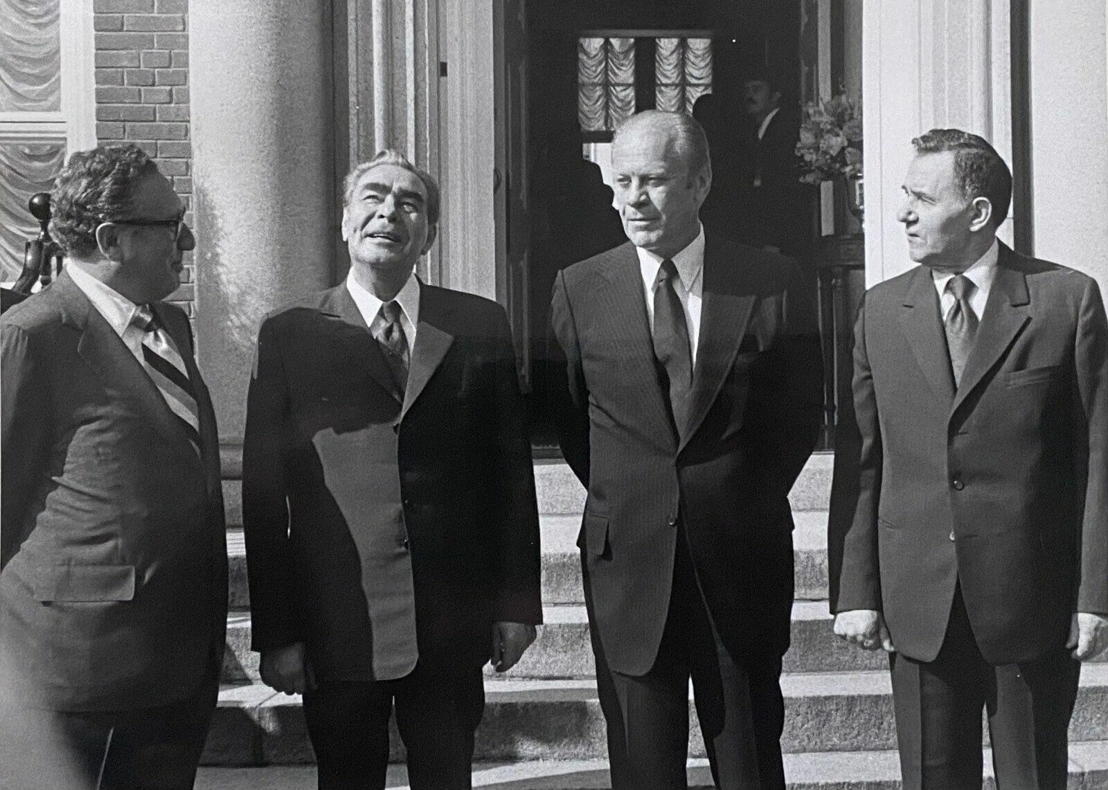 Хельсинский заключительный акт 1975. Брежнев в хельсинки 1975. джеральд форд и брежнев в хельсинки 1975. хельсинки 1975 год громыко. громыко брежнев киссинджер.