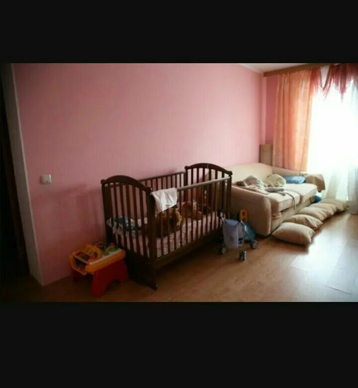 Кроватка новорожденного у окна. Спальня родителей с детской кроваткой. Уголок для новорожденного в спальне родителей. Спальня с кроваткой для новорожденного. Детская кроватка в однушке.