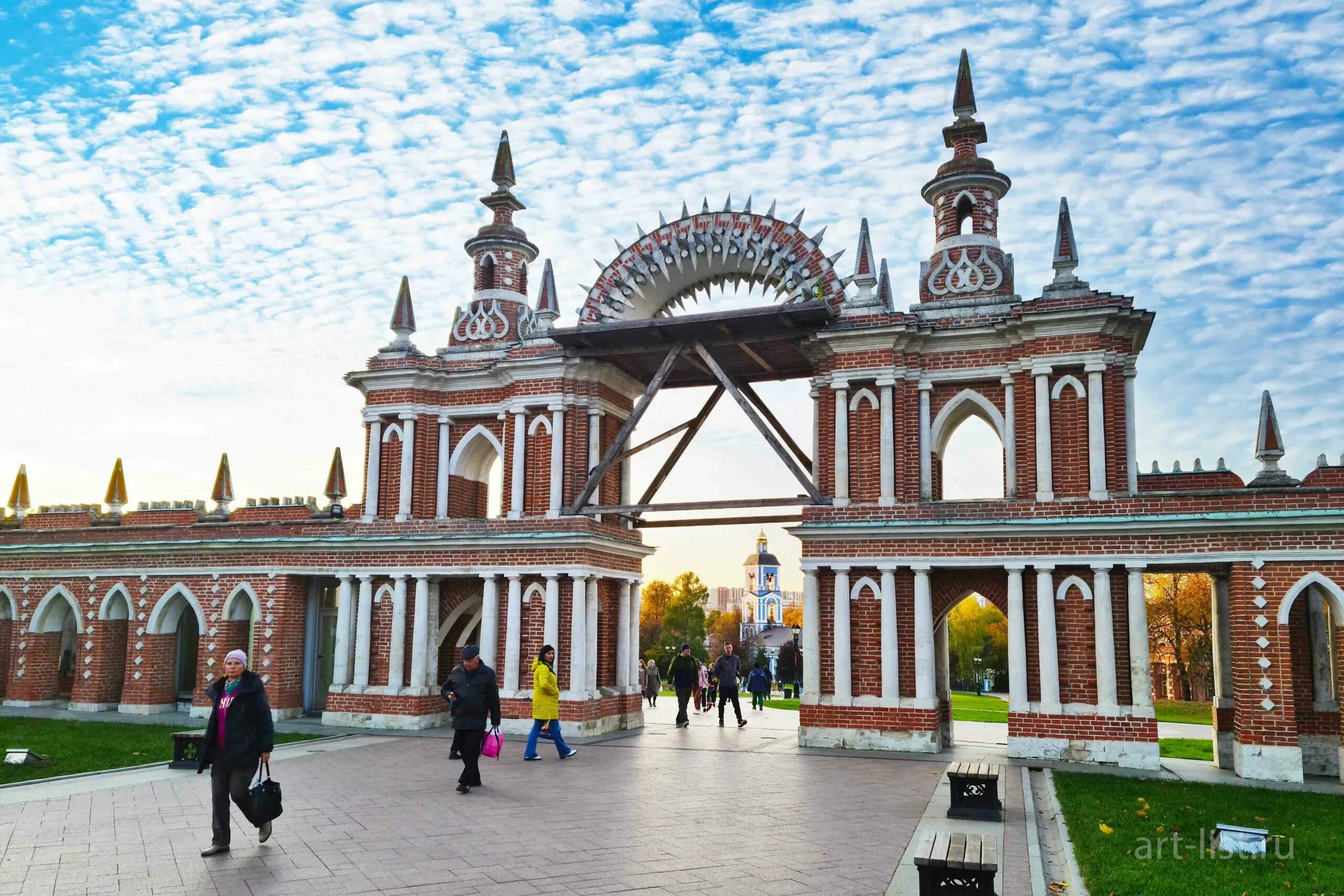 Достопримечательности парка царицыно. Парк Царицыно достопримечательности. Царицыно парк павильон Екатерины. Галерея ограда Царицыно. Арка-галерея в Царицыно.