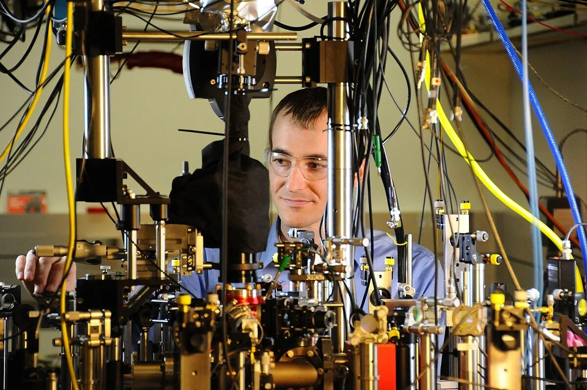 Атомные часы Quantum Logic. Атомные часы Nist. Квантовые часы. Квантум Лоджик клок