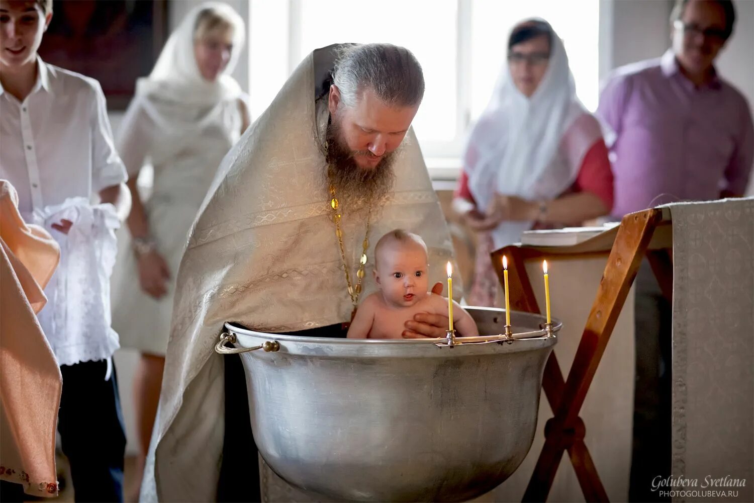 После крещения младенца. Крестить ребенка. Крещение детей в церкви. Крещение фотосессия. Фотосессия крестин.