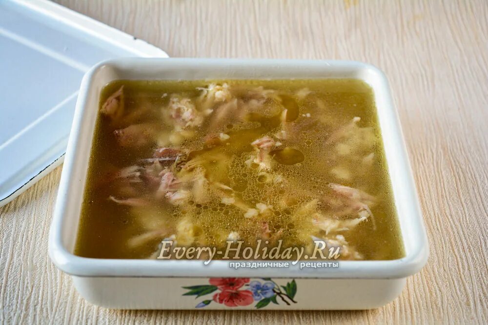 Сколько варить студень из курицы. Холодец из курицы. холодец куриный. холодец из куриных лапок. студень из куриных лапок.