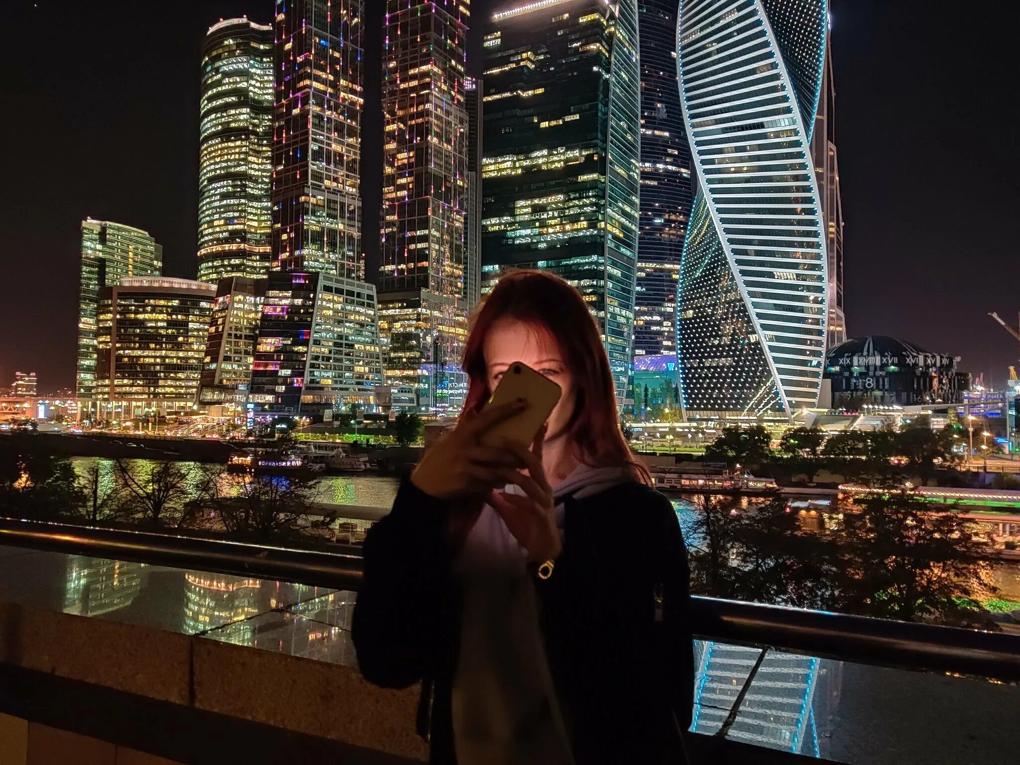 Сити лиц. Девушка на фоне ночного города. Москва Сити. Москва Сити ночью. Девушка на фоне Москва Сити.