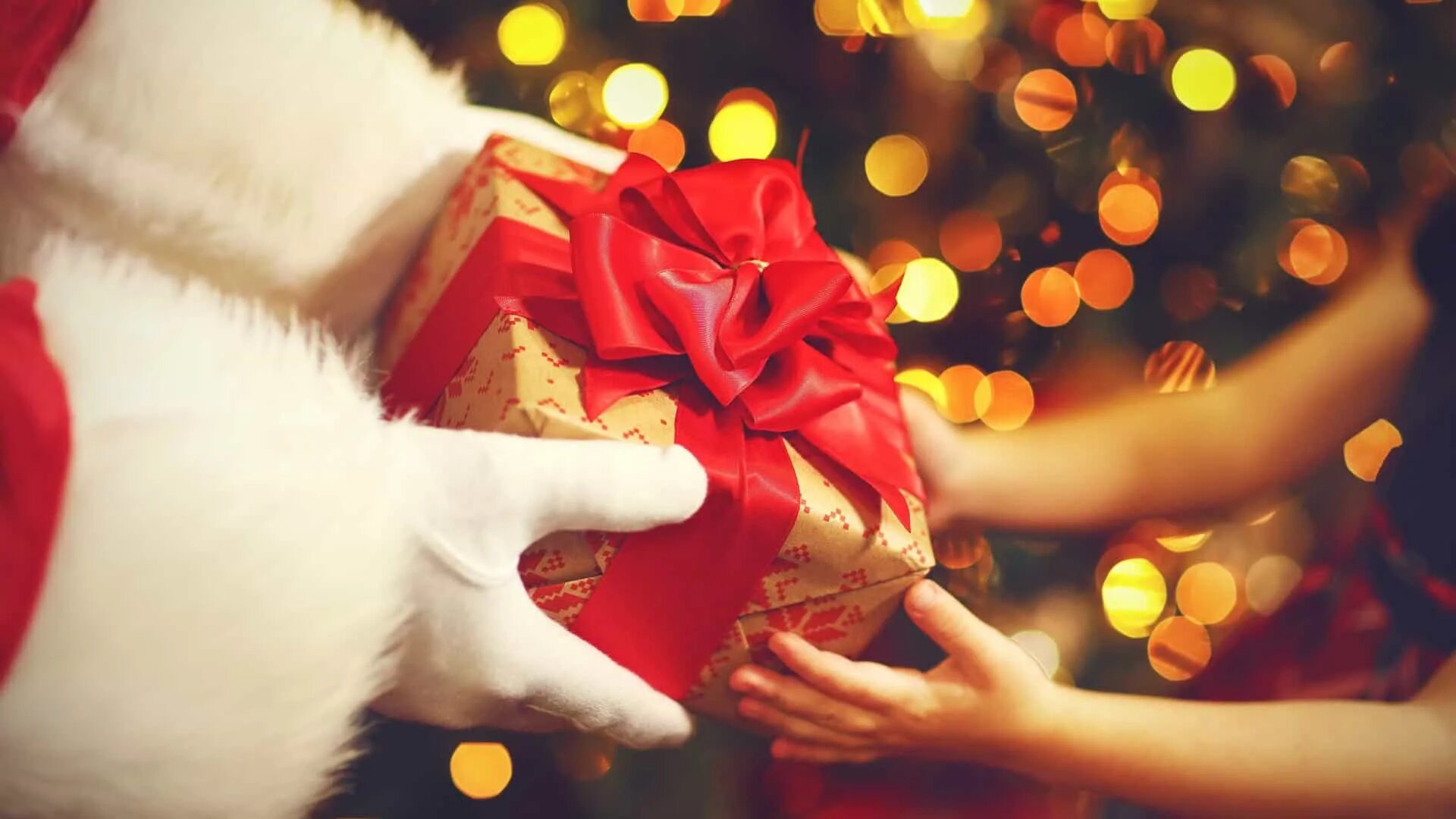 Дед мороз подарки дарят. Дед мороз дарит подарки детям. Новогодний подарок от деда мороза. Новогодние традиции. Дед мороз подарки дарят.