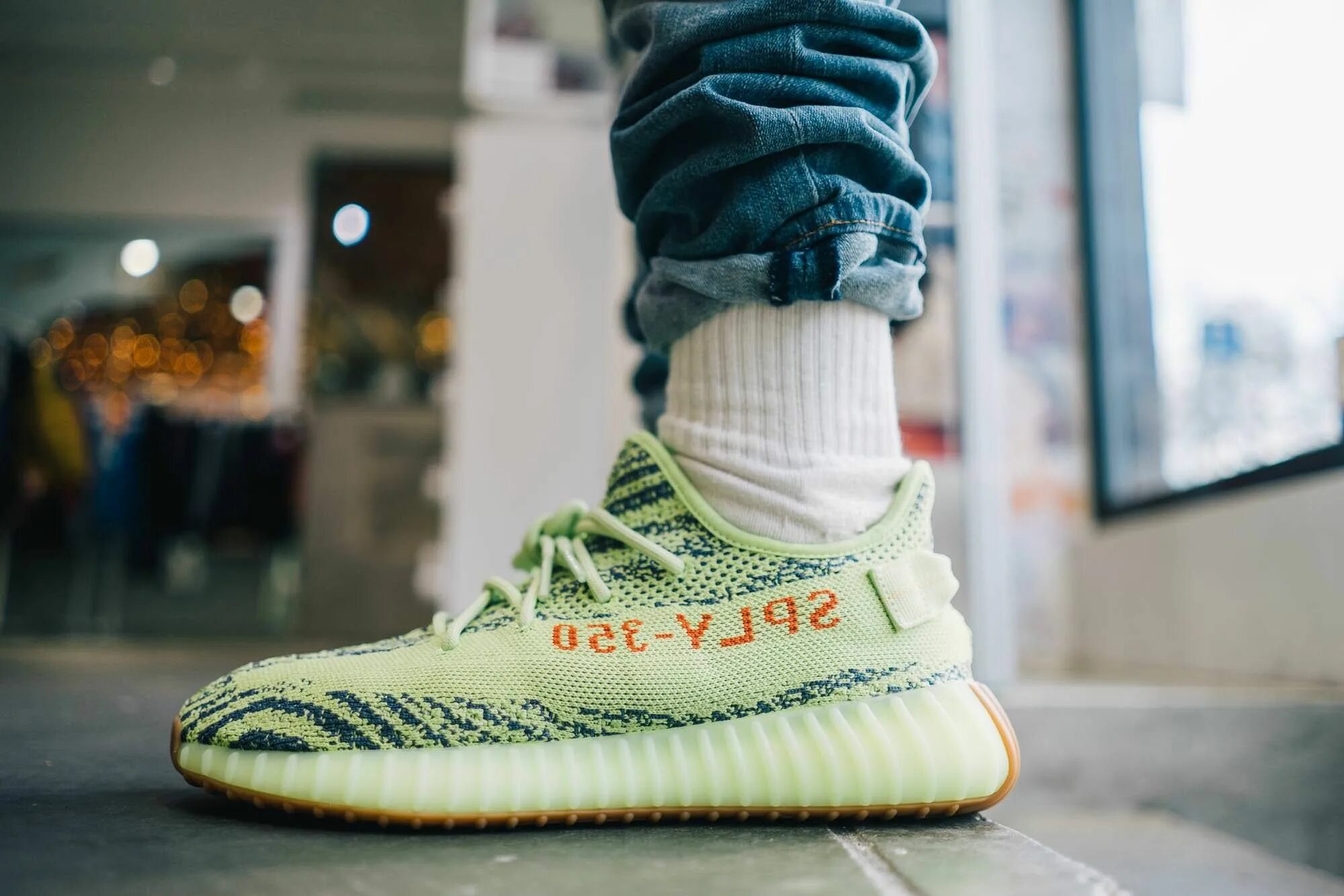 Кроссовки easy. Adidas Yeezy Boost. Adidas Yeezy Boost 350 желтые. Кроссовки SPLY 350. Adidas Yeezy Boost 350 v2 Yellow.