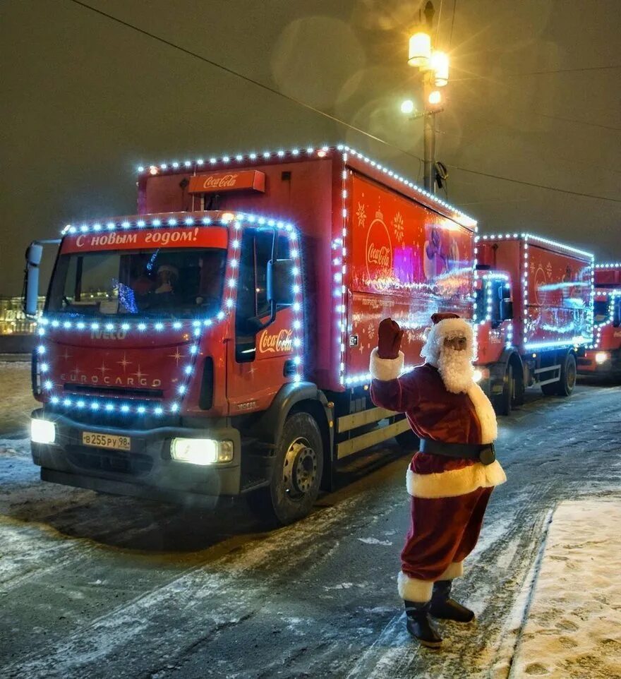 Новогодний грузовик. Фура новый год. Новогодний КАМАЗ. Новогодний тягач.