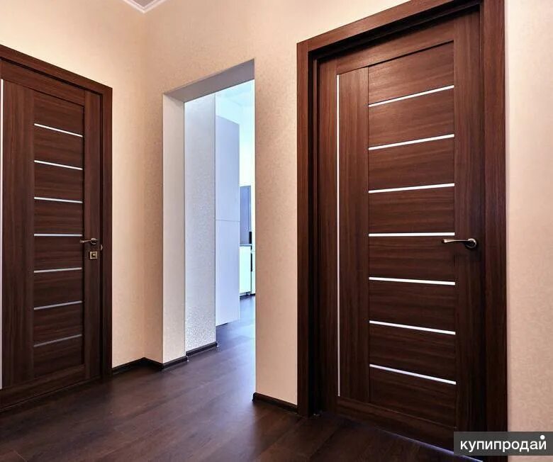 Подобрать двери в квартиру. Цвет дверей межкомнатных. Дверь коричневая. Межкомнатные двери в интерьере. Дверь в квартиру.