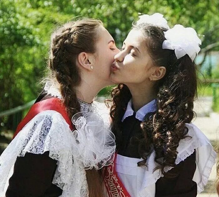 Одноклассница танцует с одноклассником