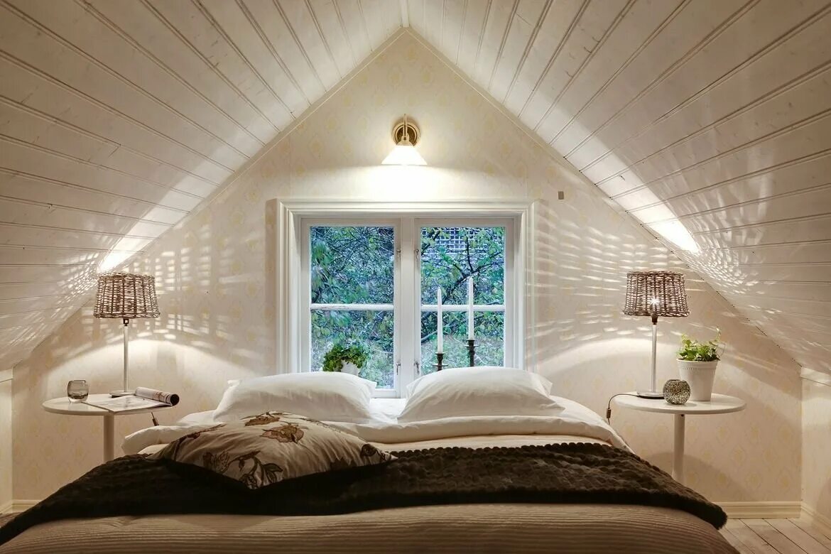 Свет в комнате на даче. Комната на мансарде. Красивые мансарды. Деревянная мансарда интерьер. Спальня с мансардной крышей.