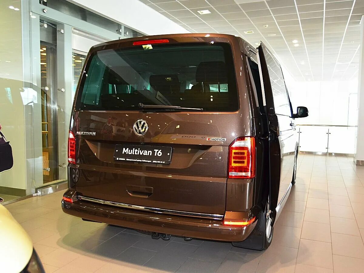 Volkswagen Multivan коричневый. Мультивен 2014 г коричневый. Мультивен коричневый салон. Мытый Фольксваген Мультивен коричневый.