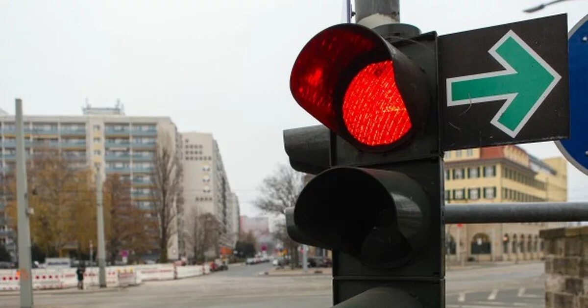 Сколько горит красный сигнал светофора. Светофор. Красный светофор. Светофоры в Германии. Красный цвет светофора.