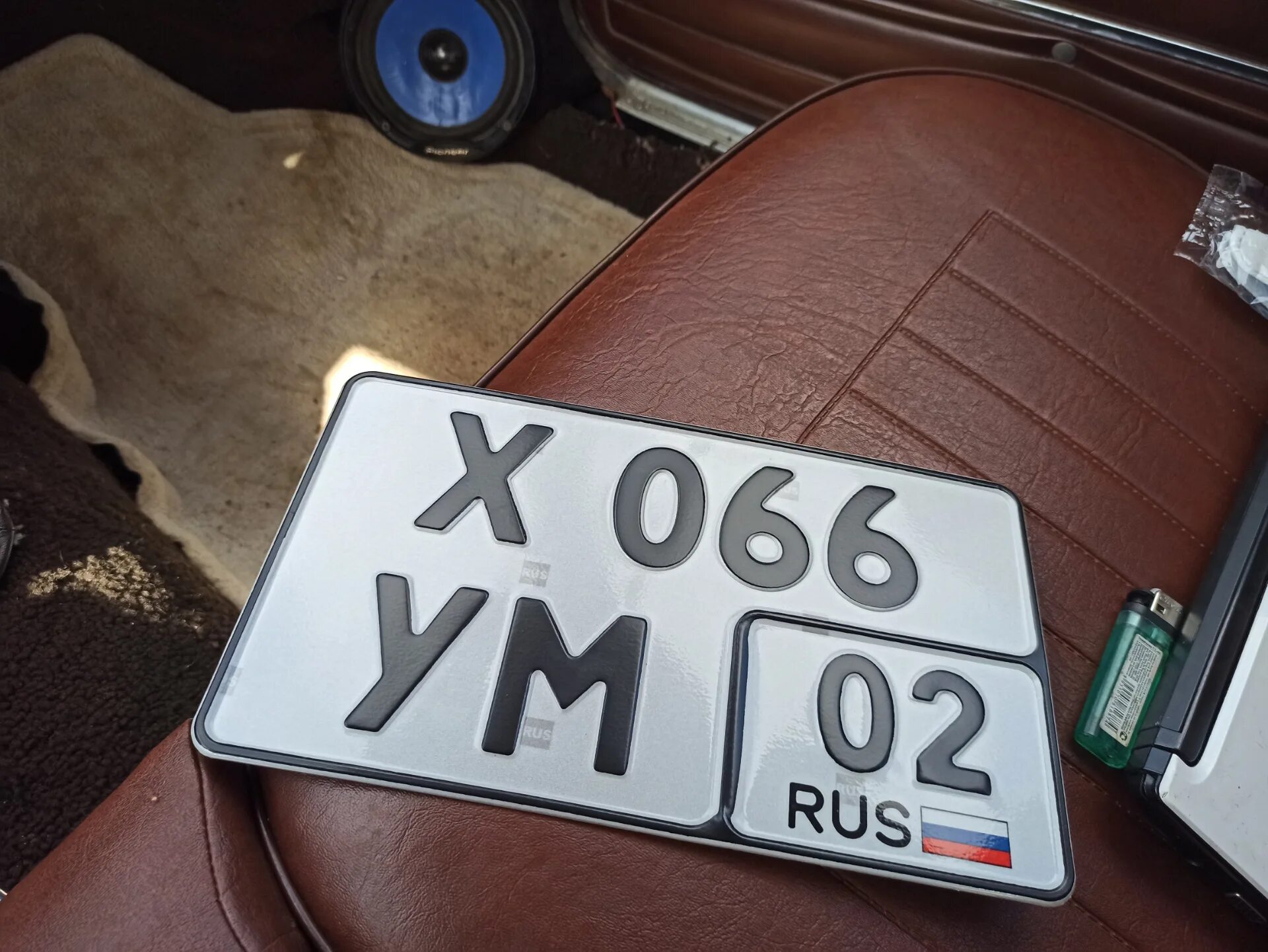 Номера без флажка. Номера с желтым регионом. Номера машин в россии. Номера машин. Приора номерные рамки.