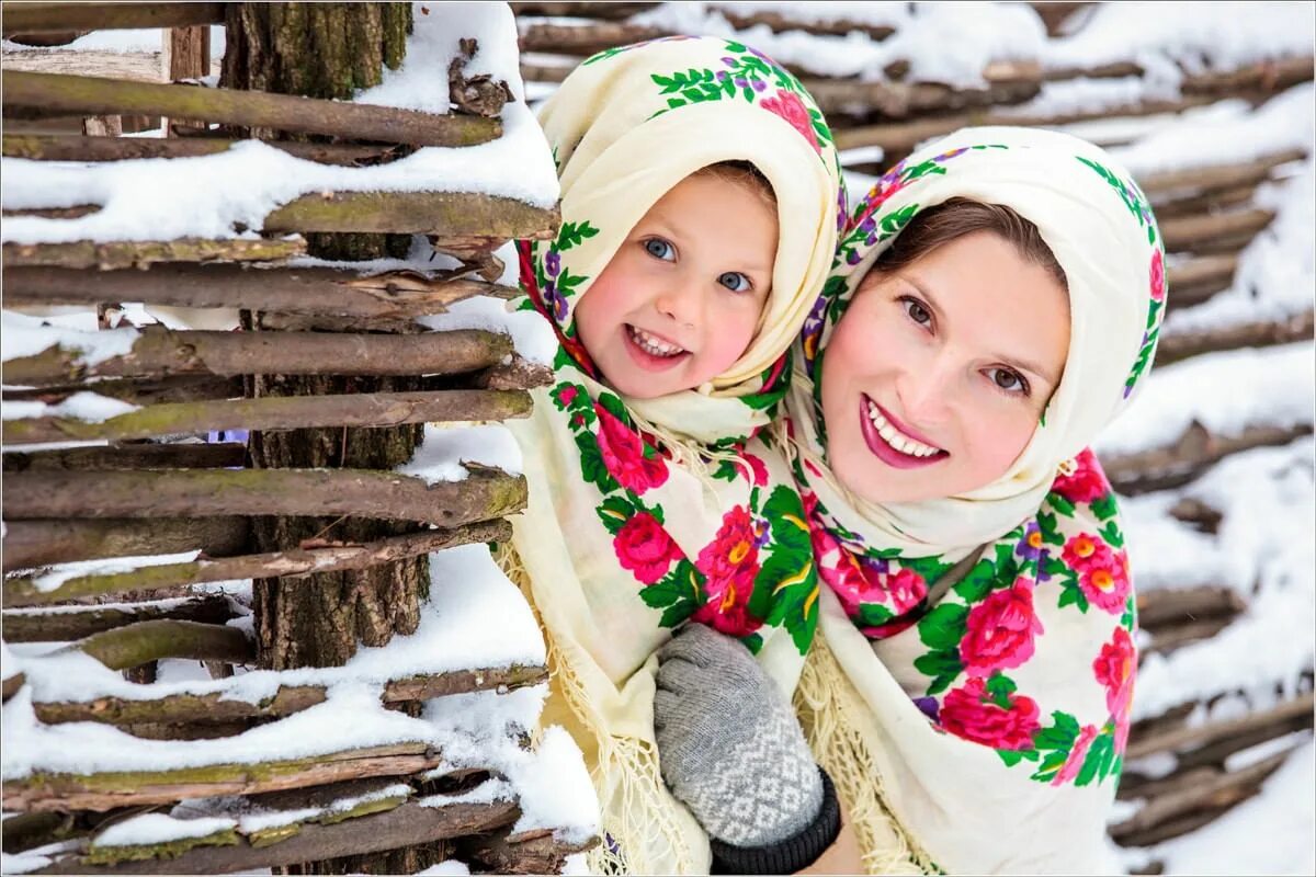 Девочка в платке. Мама и дети в национальных костюмах фотоконкурс. Мама и дети в национальных костюмах фотоконкурс 2021. Дети в национальных кос.Мах. Фотоконкурс национальный костюм