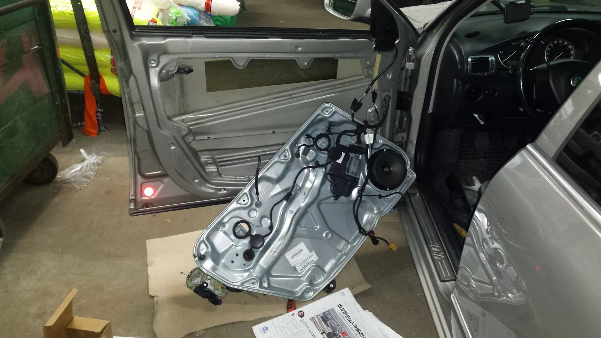 Дверь шкода суперб 2 передняя. Дверь шкода октавия синяя. Водительская дверь суперб 2. Шкода суперб 2012 динамик водительской двери. Регулировка дверей на skoda superb 3.