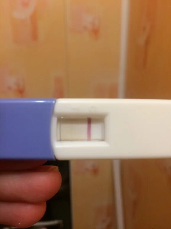 Если слабо видно вторую полоску на тесте. Тест полоски на беременность струйные. струйный тест на беременность. две полоски на тесте. струйный тест 1 полоска.