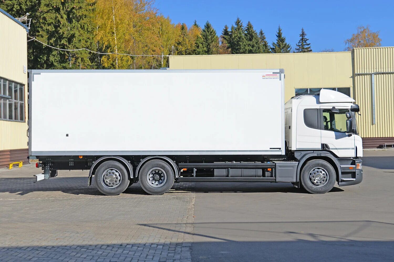 форд карго 1838т. вольво тягач беспилотник. фура тент 20 тонн. грузовик без. тягач фредлайнер сбоку.