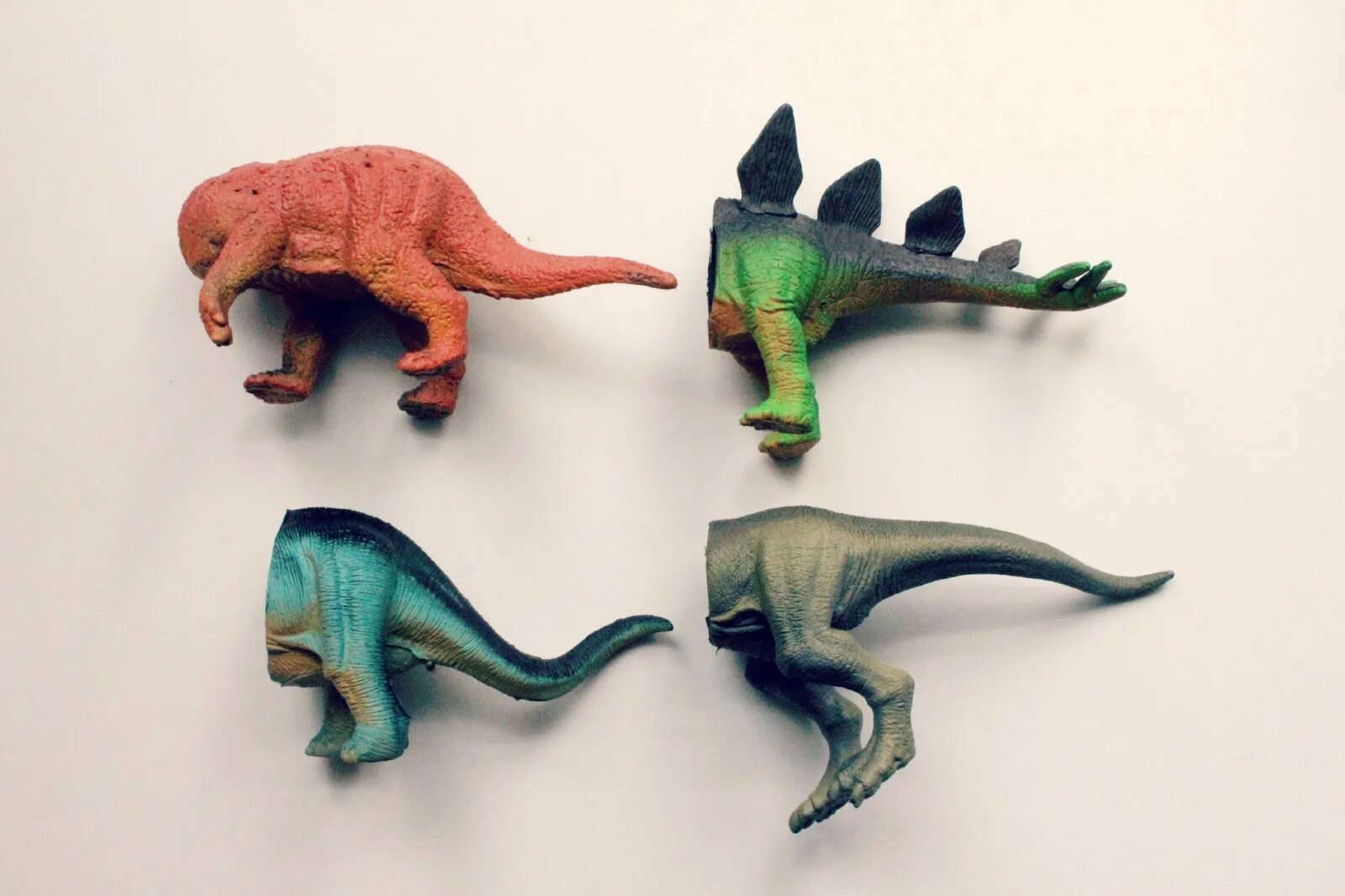 Руки динозавриком. Лепка динозавров. Поделка динозавр. Пластилиновые динозавры. Игрушки динозавры из пластилина.