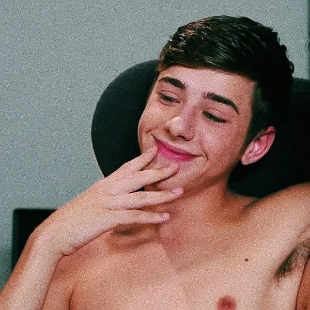 Joey mills felix fox. Joey mills 2025. joey mills и cameron. джой миллс актив. joey mills paris.