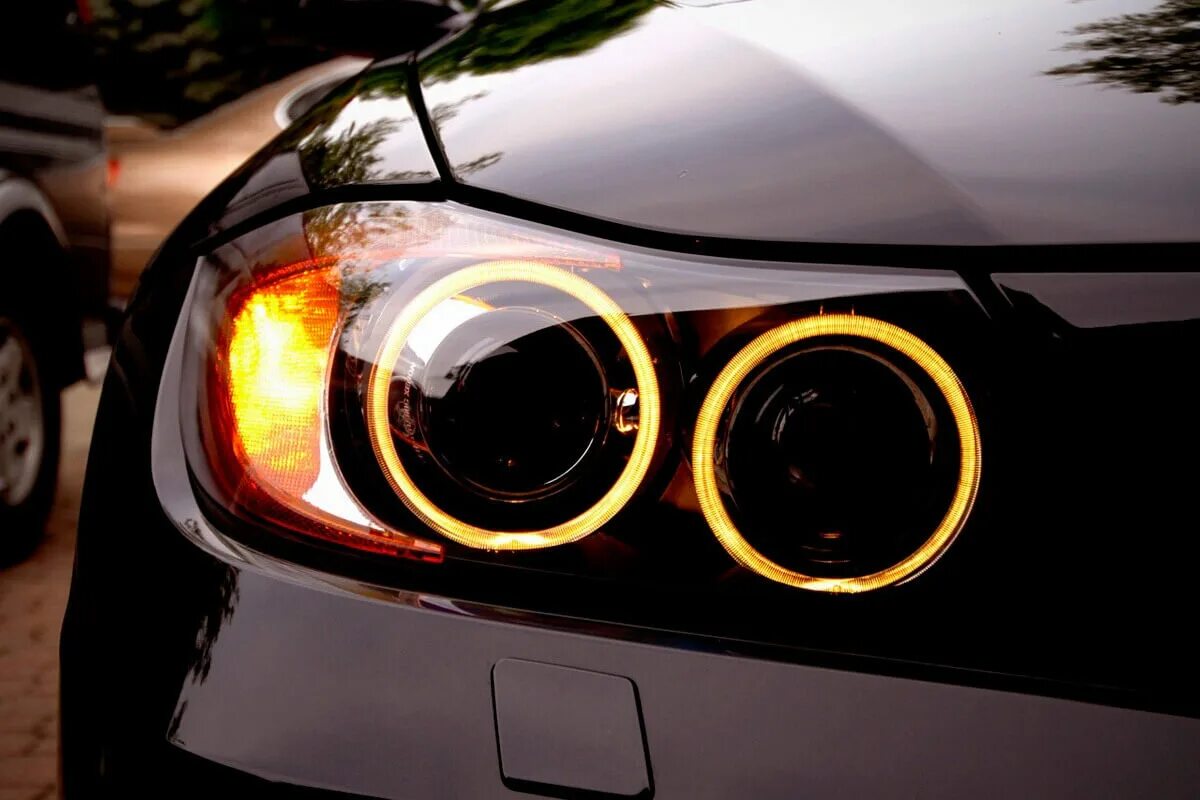 Свет бмв е60. БМВ 3 e90 ангельские глазки. БМВ м5 е60 оптика. BMW m3 Headlight. Ангельские глазки BMW e90.