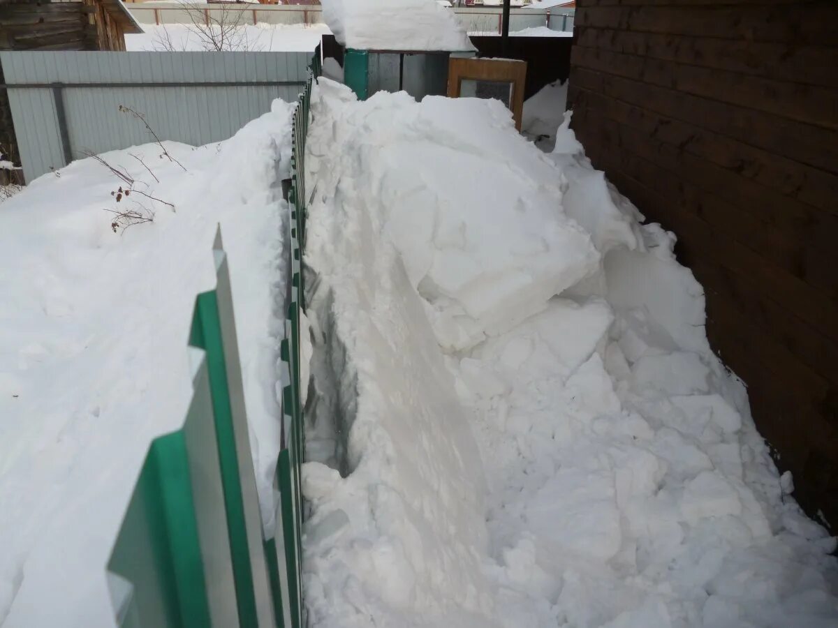 Ограждение от соседского снега. Скат крыши снег. Скат крыши к забору соседа. Конструкция ограждение от соседского снега.