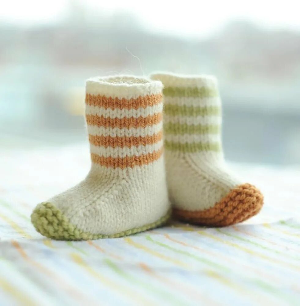 Вязаные носки. Носки детские вязаные. Вязаные носочки для малышей. Пинетки носочки. Носочках ребенок связать