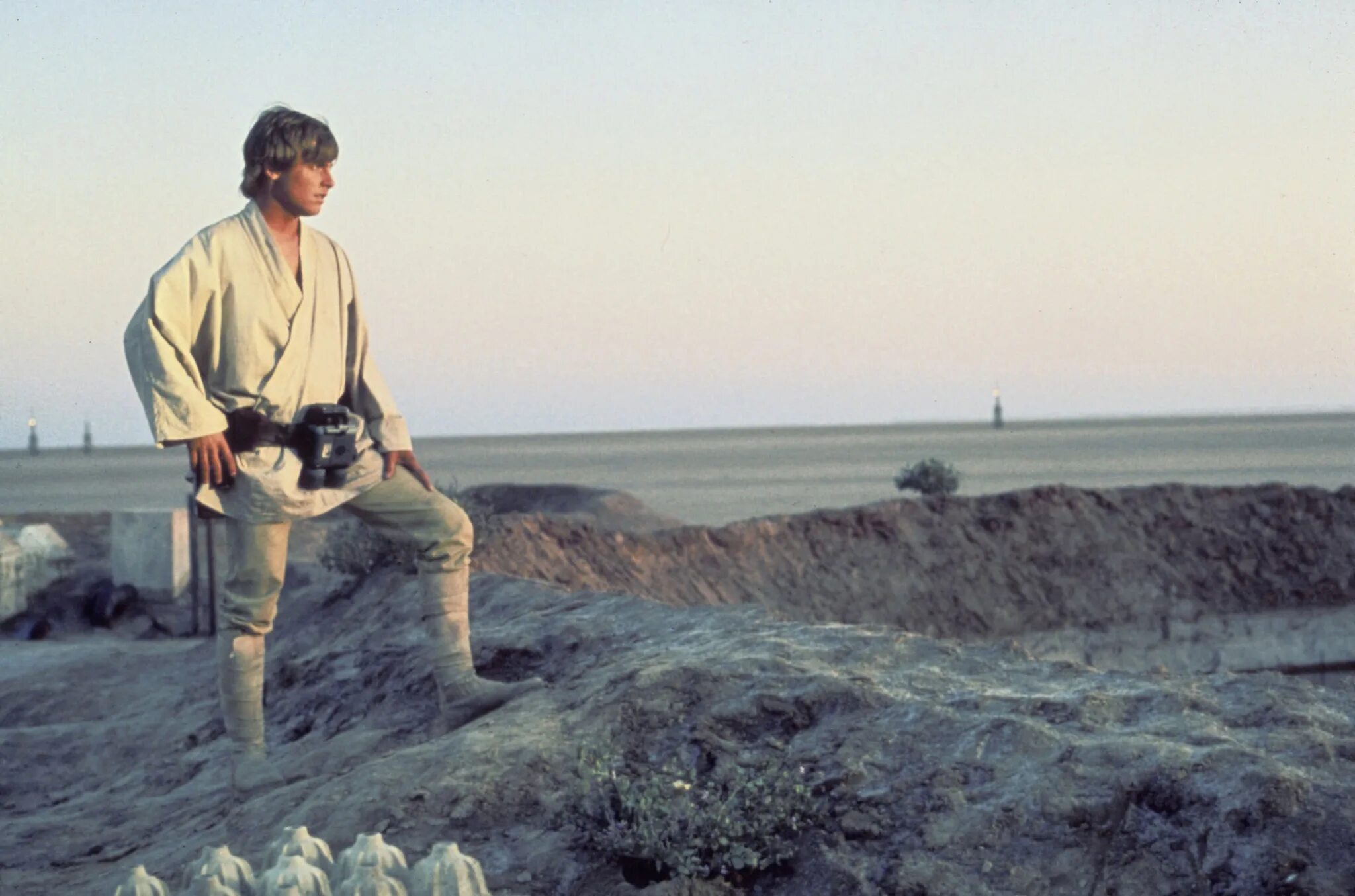 Star wars люк скайуокер. Планета люка скайуокера. Люк скайуокер на татуине. Люк скайуокер 4 эпизод. Люк скайуокер татуин.