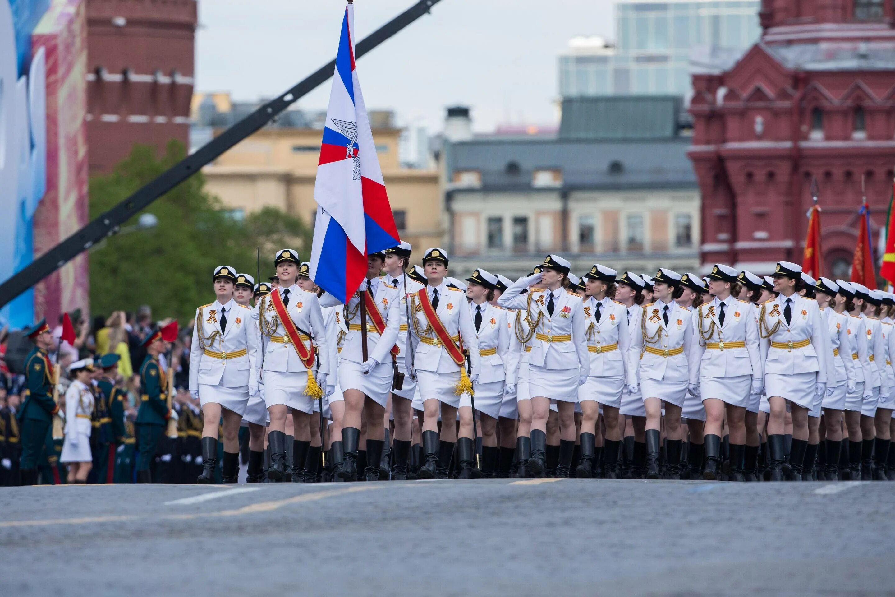 При полном параде соберутся. Девушки на параде в день победы. парад на красной площади девушки. 9 мая с днем победы девушки на параде. девочка на день победы на красной площади.