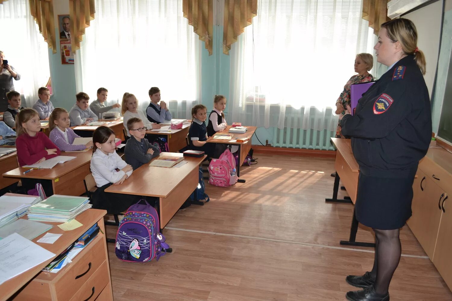 Новости начальной школы. Беседы полицейских в школе. Полиция в школе беседа. Беседа с полицией. Полиция и дети беседа.