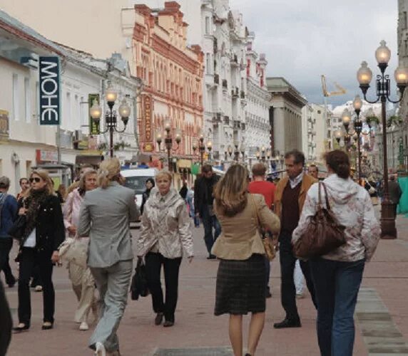 В чем сейчас ходят люди. Москвичи сейчас на улице. В чем ходят люди в Москве. Как одеваются в Москве. Как одеваются москвичи.