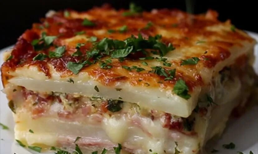 Лазанья из картошки с фаршем. Капустная лазанья. Картофельная лазанья. Картофельная лазанья. Картофельная лазанья с фаршем.