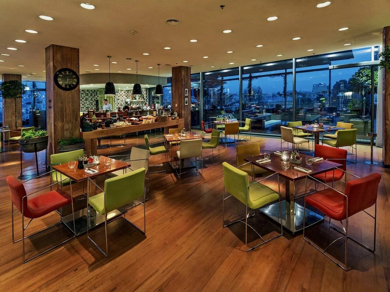 Рэдиссон тбилиси. Radisson blu iveria hotel tbilisi. Гостиница рэдиссон в тбилиси. Тбилиси- отель radisson blu тбилиси. Отель radisson blu iveria тбилиси.