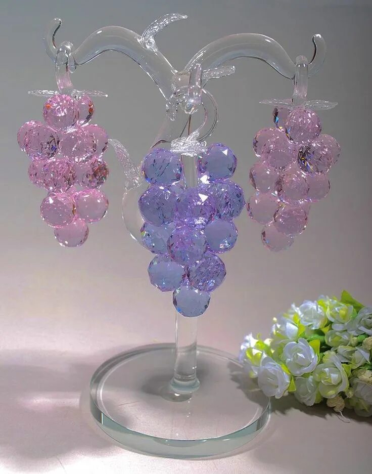 Виноград черный кристалл калугина. Кефесия виноград. Виноград хрусталь. Виноград черный хрусталь. Виноград черный кристалл.