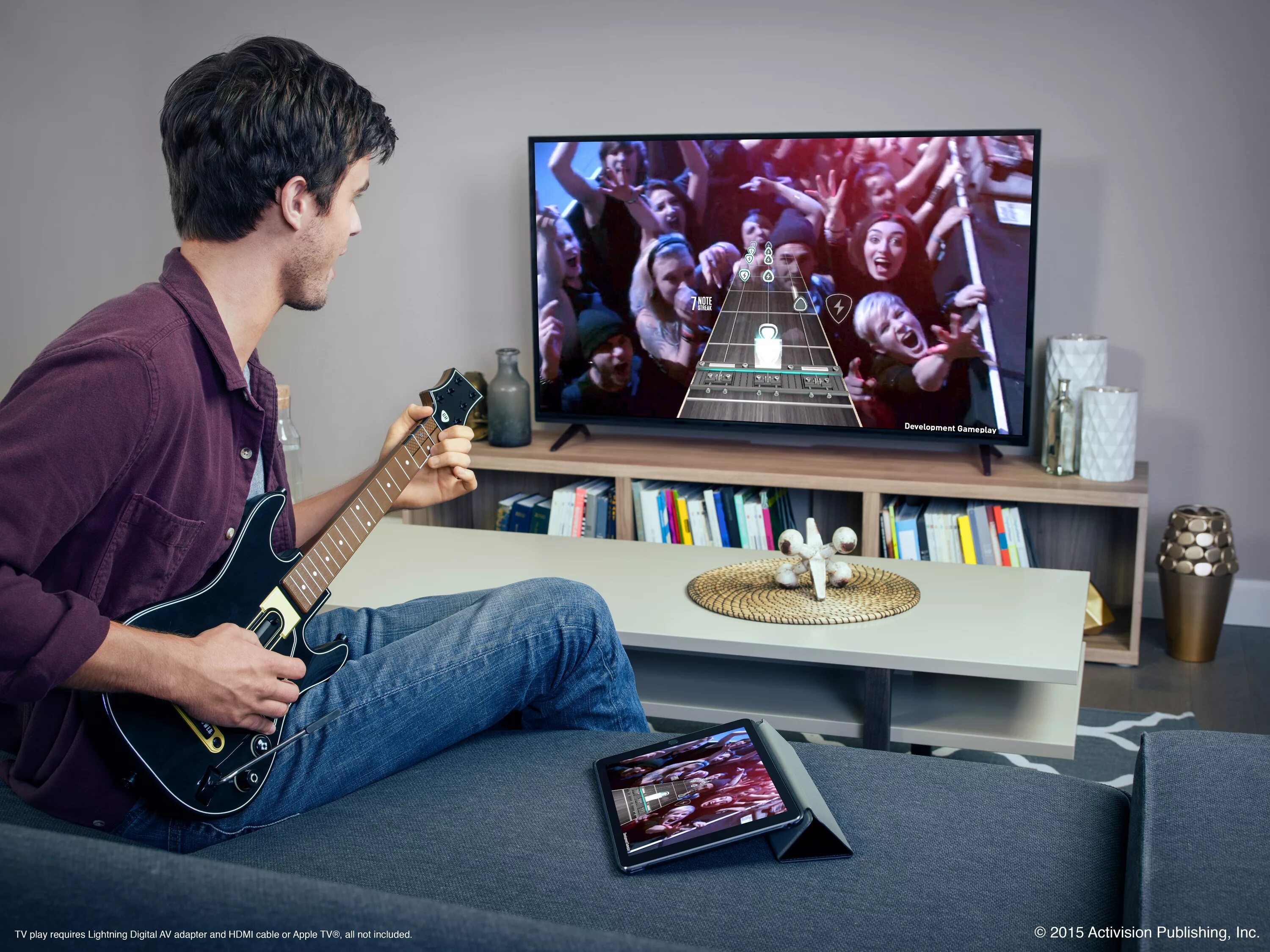 Guitar Hero. Играет в приставку. Человек играет в приставку. Люди играющие в приставку. Поиграем в игру на телевизоре