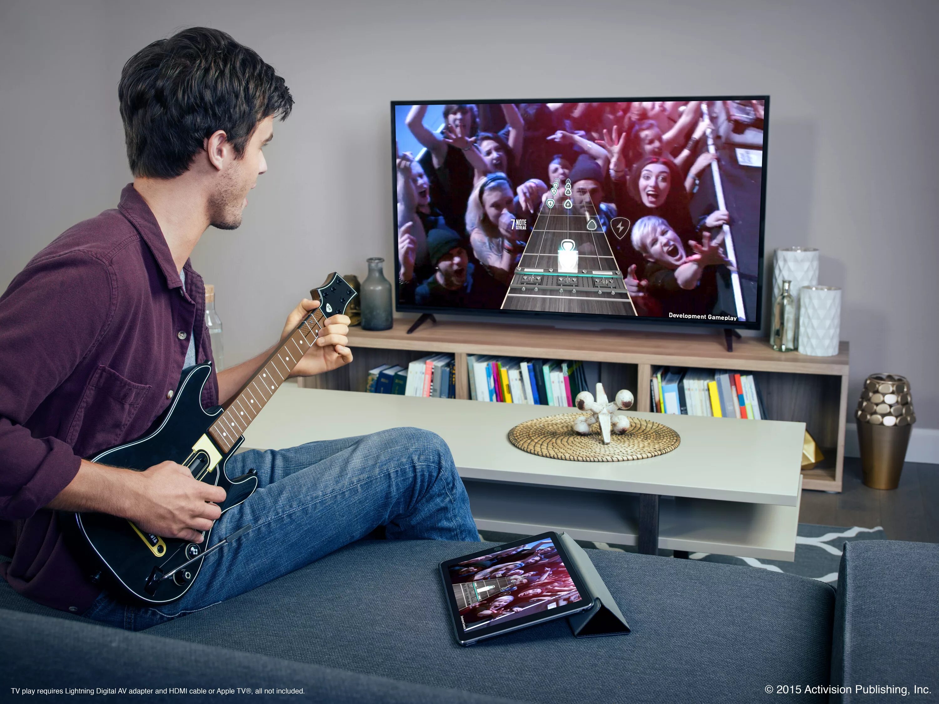 Играть на телефоне играть на приставке. Guitar Hero. Играет в приставку. Человек играет в приставку. Люди играющие в приставку.